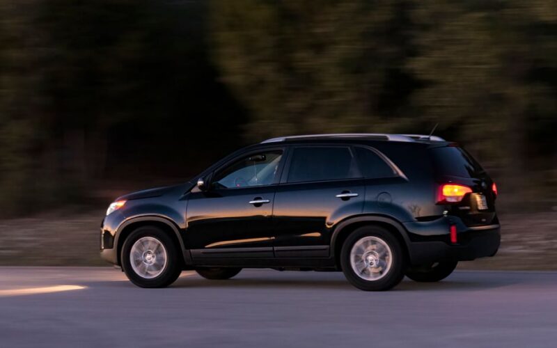 Mazda CX-90 під час руху на дорозі