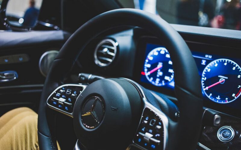 Інтер'єр автомобіля Mercedes-Benz з фізичними кнопками