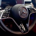 Інтер'єр Mercedes-Benz з фізичними кнопками та дисплеєм
