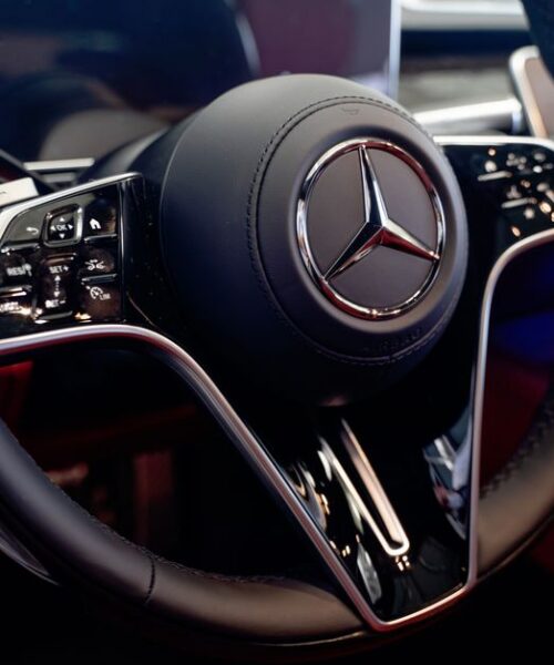 Mercedes-Benz визнає перевантаження дисплеями замість кнопок