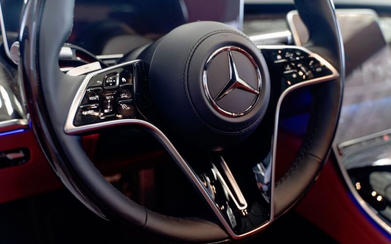 Інтер'єр Mercedes-Benz з фізичними кнопками та дисплеєм