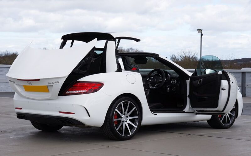 Оновлений Mercedes-AMG CLE 53 з новими фарами