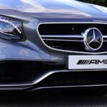 Металевий логотип на сидінні Mercedes-AMG може викликати опіки