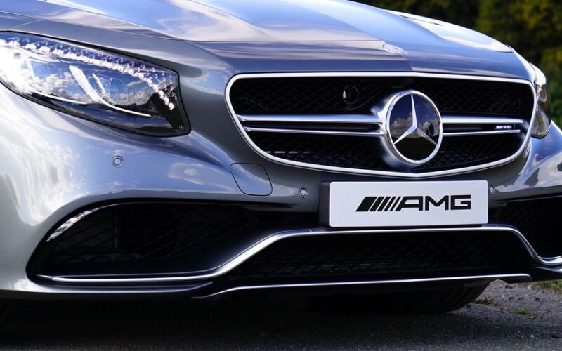 Металевий логотип на сидінні Mercedes-AMG може викликати опіки