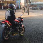 Водії електросамокатів у Парижі з шоломами та жилетами