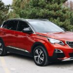 Peugeot кросовер на дорозі з подарунковим пальним