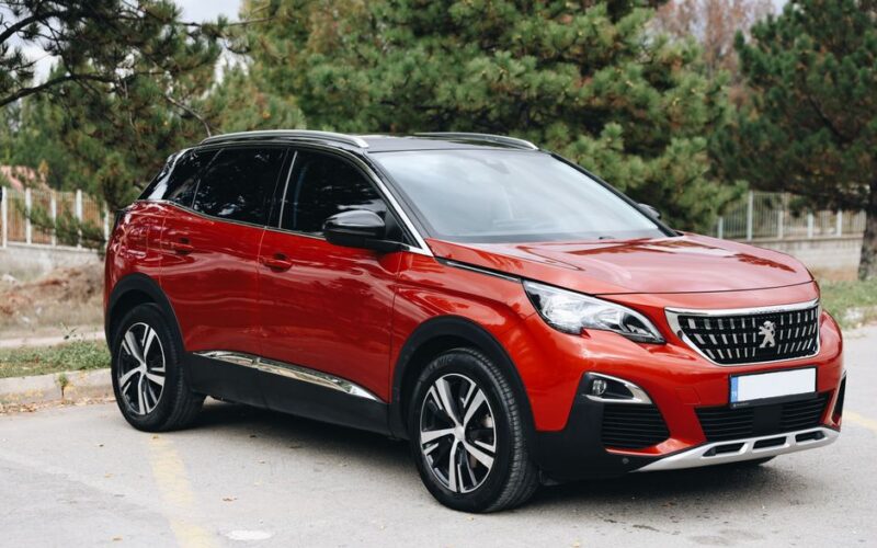 Peugeot кросовер на дорозі з подарунковим пальним