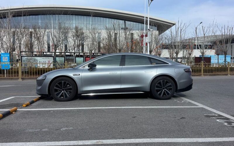 Електромобіль Porsche Taycan на дорозі