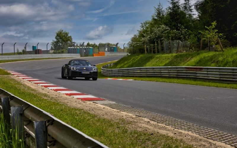 Porsche Taycan електромобіль на дорозі