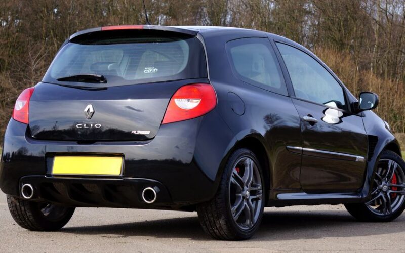 Renault Clio хетчбек у міському пейзажі