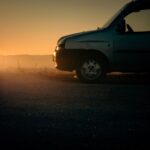 Renault Trafic на дорозі з фарами та цифровим щитком приладів