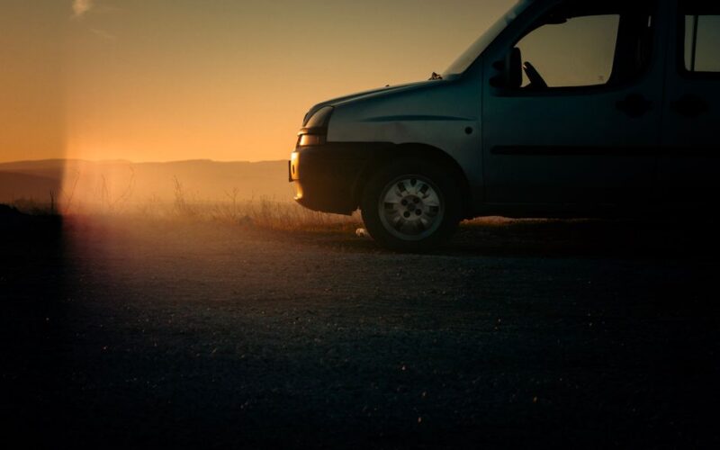 Renault Trafic на дорозі з фарами та цифровим щитком приладів