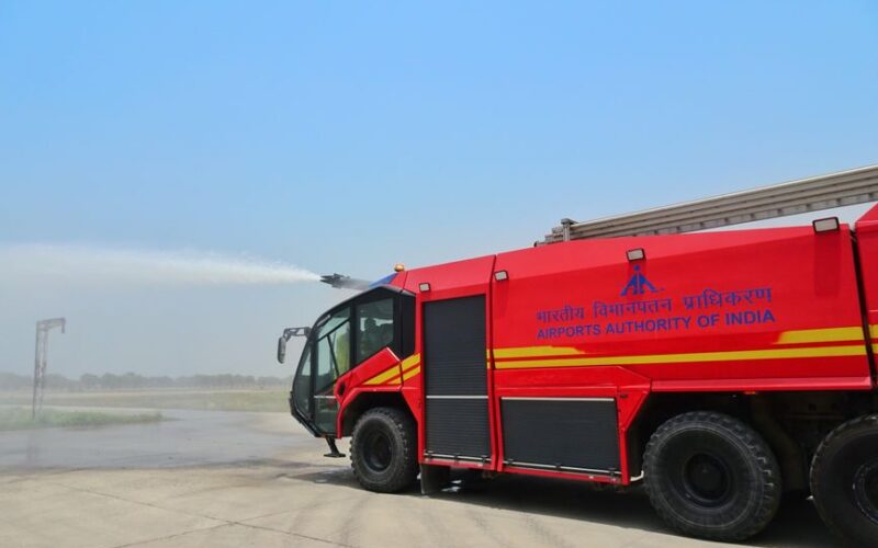 Електрична пожежна машина Rosenbauer PANTHER 6×6 з потужним зарядним пристроєм
