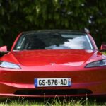 Автомобілі Tesla Model 3 та Model Y на дорозі, що підлягають відкликанню через яскраві фари
