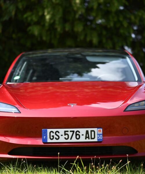 Tesla відкликає понад 20 000 авто через яскраві фари