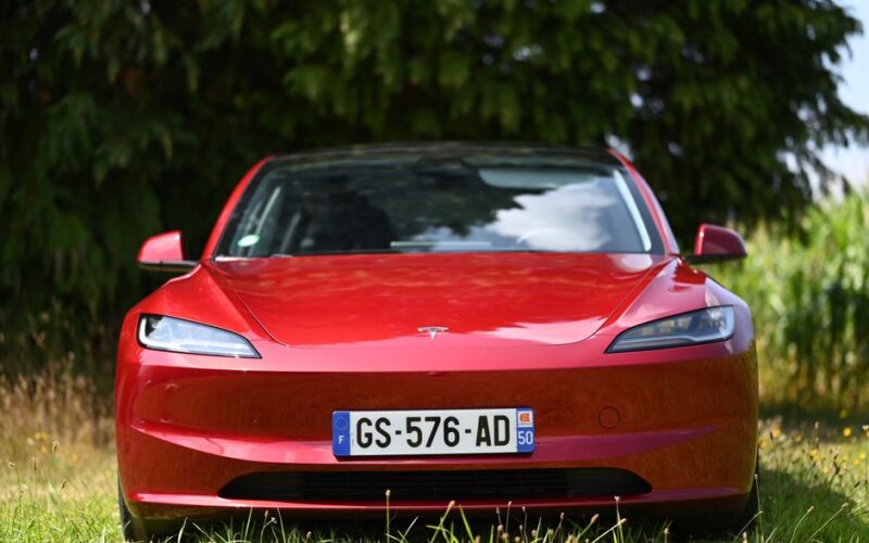 Автомобілі Tesla Model 3 та Model Y на дорозі, що підлягають відкликанню через яскраві фари