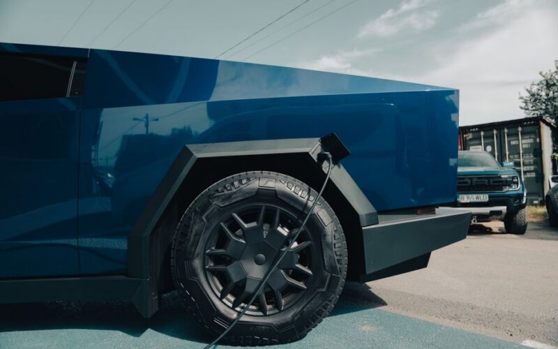 Tesla Semi з новою функцією двосторонньої подачі енергії