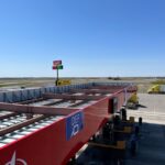 Tesla Semi вантажівка на зарядній станції