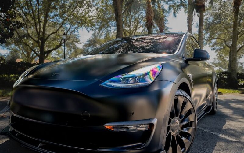 Tesla Semi з карбоновими панелями під час руху