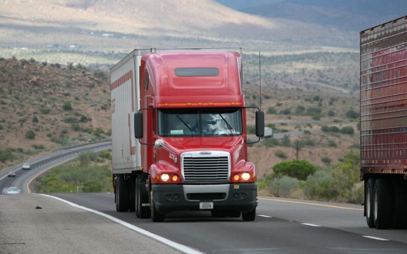 Електромобіль Tesla Semi на трасі з новим датчиком