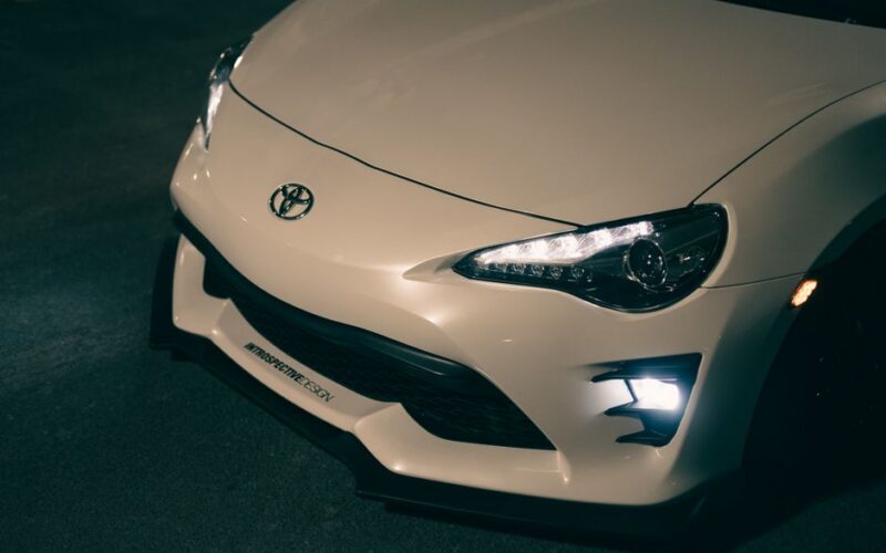 Суперкар Toyota GR GT на гоночній трасі