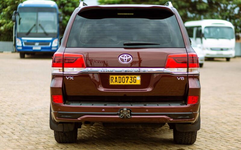 Розкішний інтер'єр Land Cruiser 70 з білою шкірою від Black Box