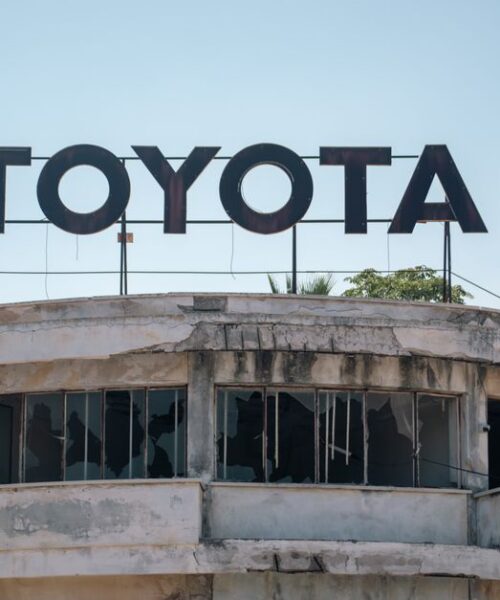 Російська атака знищила склад Toyota в Києві: наслідки для ринку