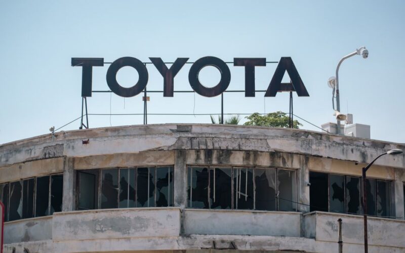 Знищений склад Toyota в Києві під час російської атаки