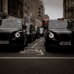 Автономне роботаксі від Uber у міському середовищі