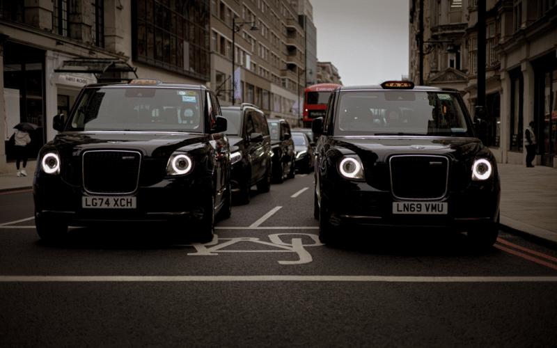 Автономне роботаксі від Uber у міському середовищі