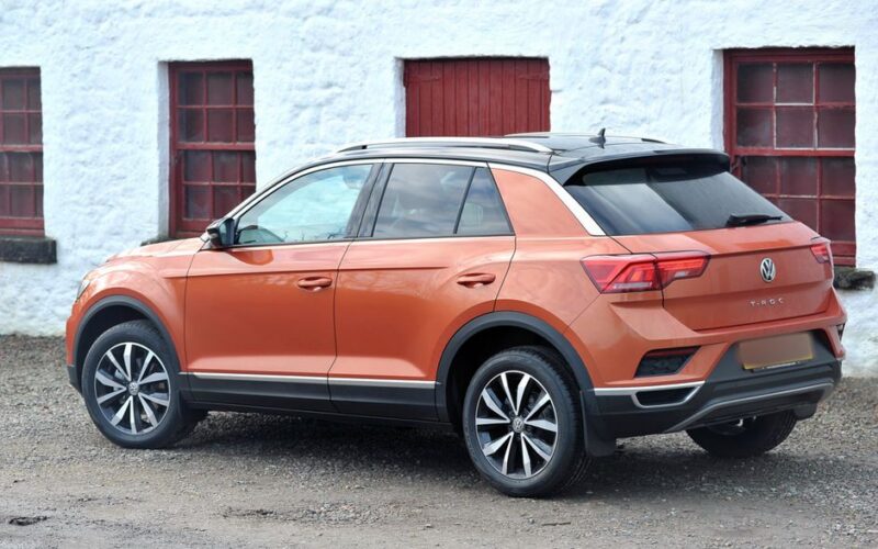 Інтер'єр Volkswagen ID.Era 8X з двома екранами мультимедіа