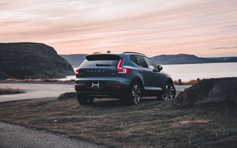 Вид на Volvo XC60 Recharge з боку на дорозі