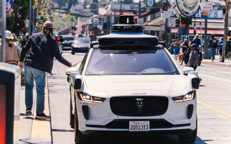 Автономний автомобіль Waymo в міському середовищі
