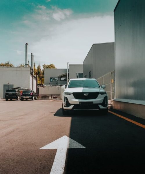 Cadillac запускає плагін-гібридний кросовер XT5 у продаж