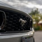 Автовиробники переходять на великі написи замість логотипів