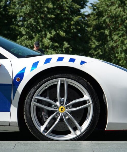 Поліція Дубая поповнила автопарк суперкаром Ferrari 812 Superfast