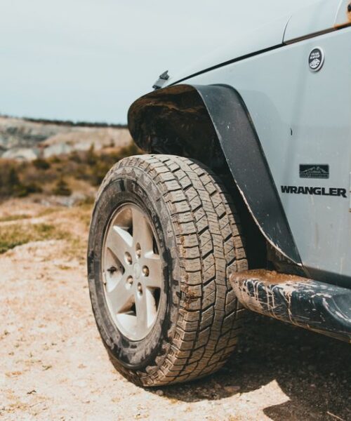 Jeep відкликає 202 000 авто через збій у датчиках тиску шин