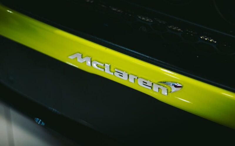 Новий логотип McLaren з історичними елементами