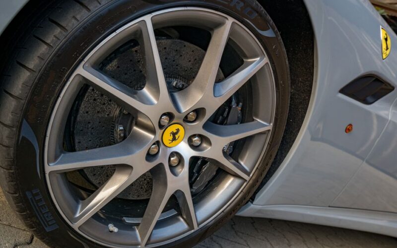 Автомобіль Alfa Romeo Tonale з системою Cyber Tyre від Pirelli