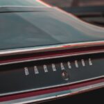 Plymouth Barracuda Hemi 1970 року на підйомнику в СТО