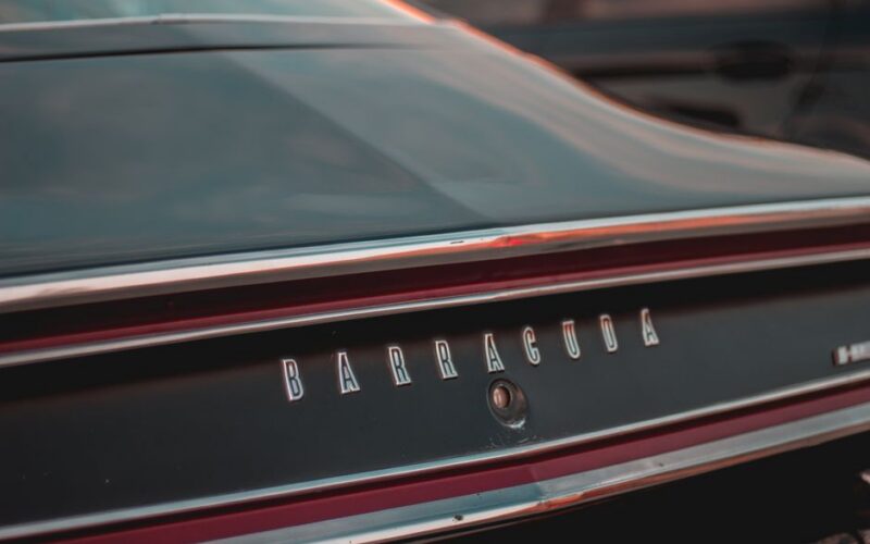 Plymouth Barracuda Hemi 1970 року на підйомнику в СТО