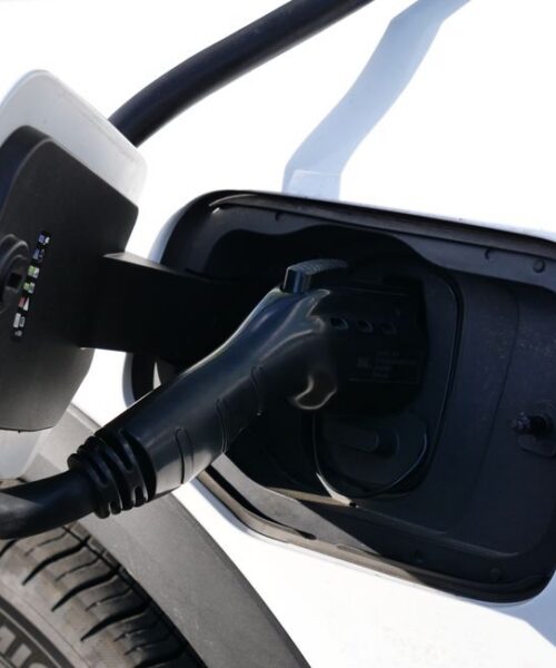 Porsche запроваджує бездротову зарядку для Cayenne Electric