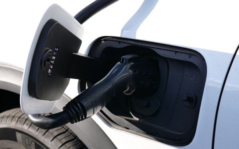 Porsche Cayenne Electric з бездротовою зарядкою