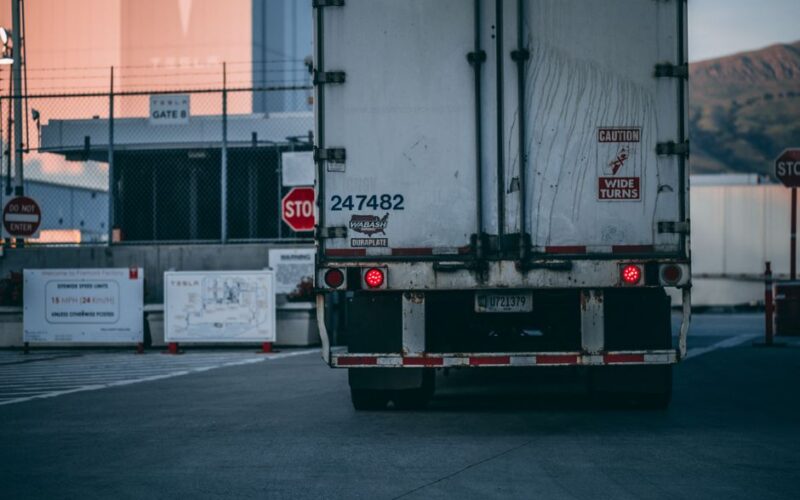 Tesla Semi безкабінна вантажівка на дорозі у Німеччині