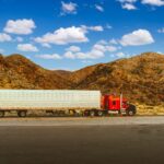 Tesla Semi електрична вантажівка на дорозі