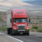 Tesla Semi на автомагістралі, що символізує зростання продажів електромобілів