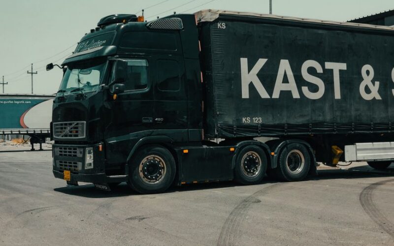 Електрична вантажівка Tesla Semi на шосе