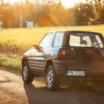 Захисний бампер від Tuff Australia для Toyota RAV4 на заміській дорозі