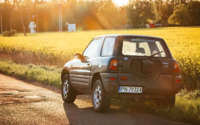 Захисний бампер від Tuff Australia для Toyota RAV4 на заміській дорозі