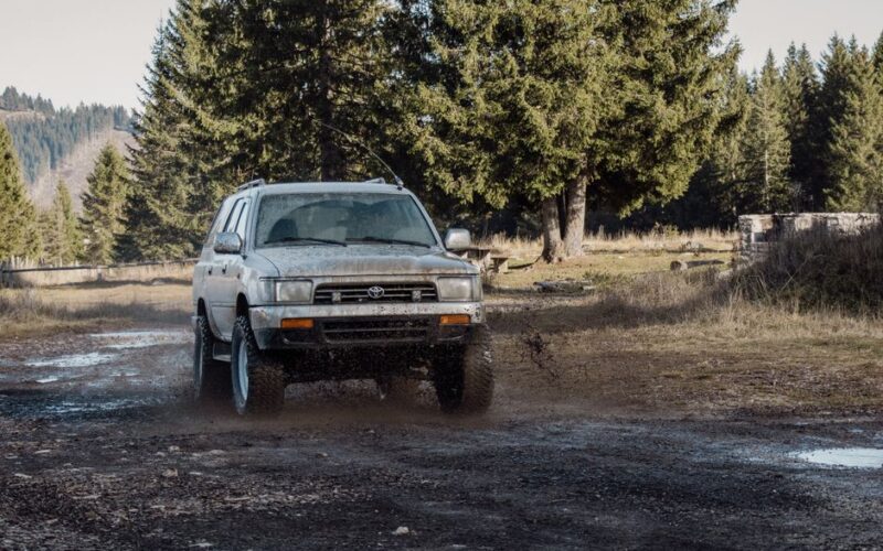 Оновлений Toyota Land Cruiser 300 з гібридною системою